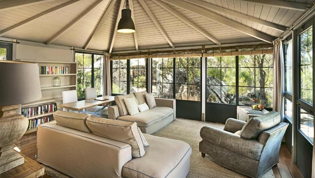 Salon privé lumineux de la suite à l'hôtel Petra Segreta Resort and Spa