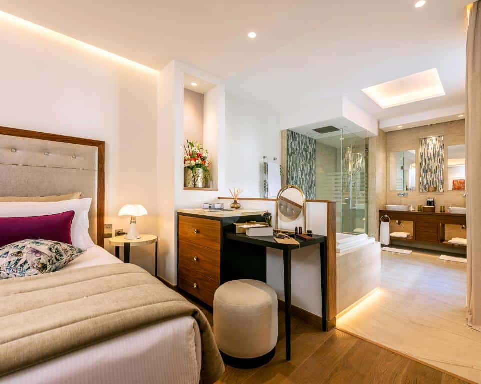 suite avec salle de bain ouverte sur la chambre