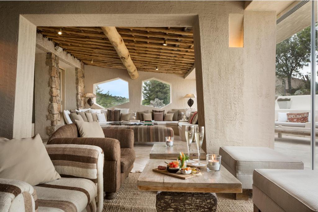 terrasse couverte en face de la piscine de l'hôtel Petra Segreta Resort and Spa