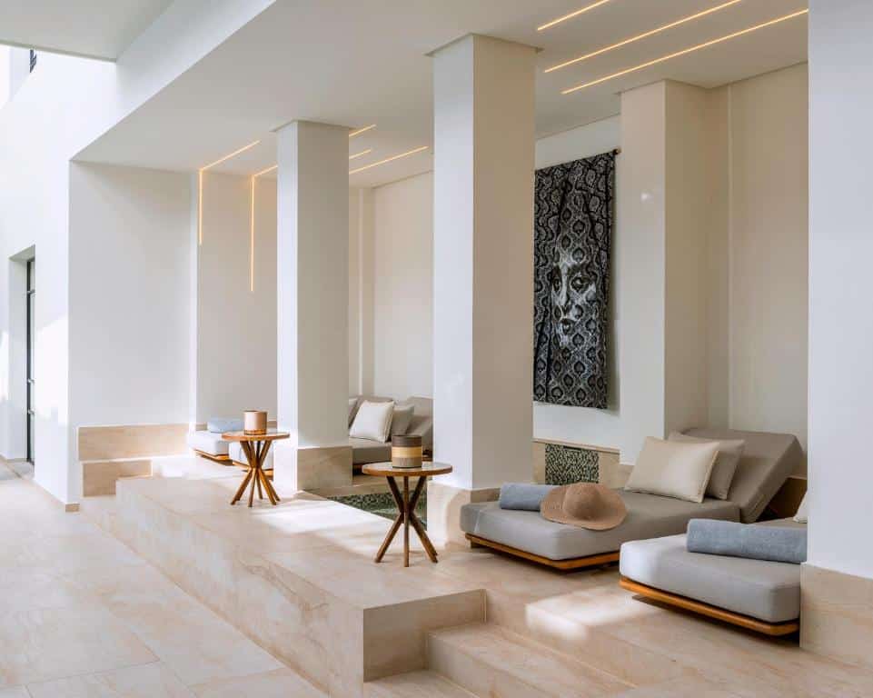 transat à l'ombre et au bord de la piscine dans le patio de l'hôtel