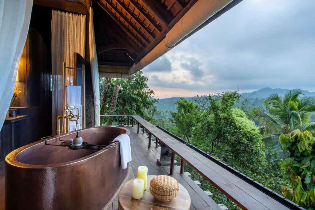 baignoire ave vue panoramique sur la jungle et la nature de Bali en Indonésie
