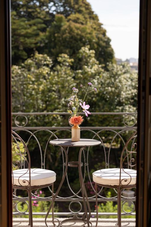 balcon d'une des chambres de l'hôtel Casa Camélia