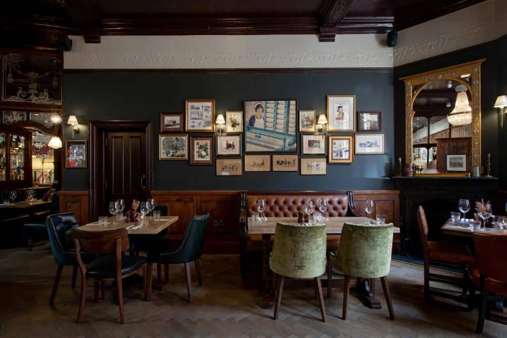 salle du pub Spread Eagle à Wandsworth avec banquettes capitonnées