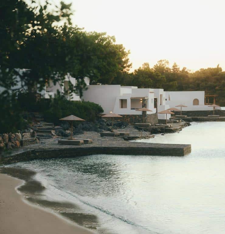 bungalows et plage privée dans un hôtel 5* de Agios Nikolaos