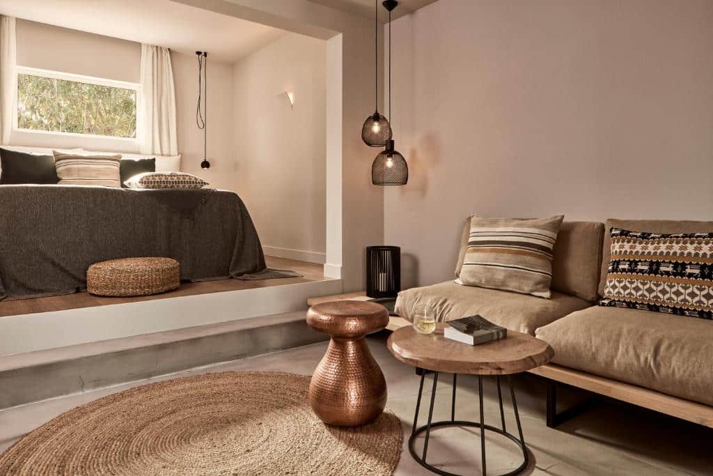 chambre et coin salon dans un des bungalow supérieur de l'hôtel