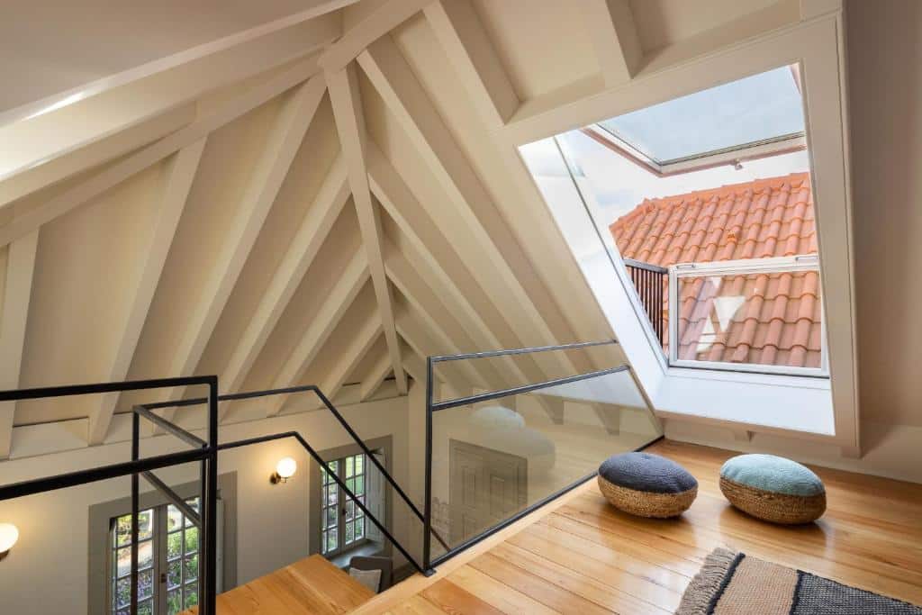 chambre famille en duplex avec velux donnant sur les toits de Porto