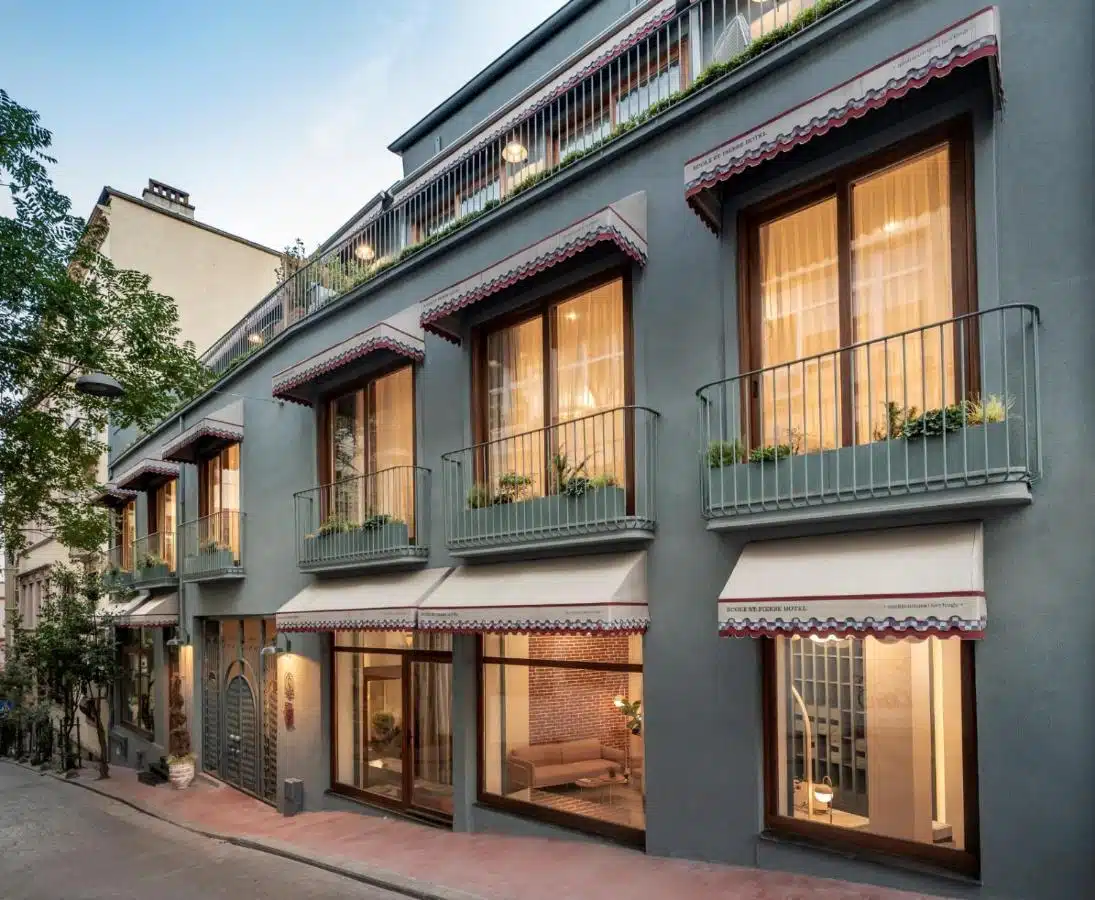 façade magnifiquement rénovée de l'hôtel Ecole St. Pierre dans Istanbul