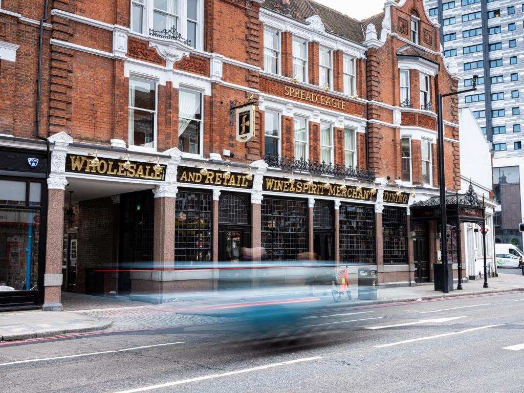 façade de l'hôtel Spread Eagle et de son pub en banlieur de Londres, idéal pour les matchs de foot à Chelsea et de tennis à Wimbledon