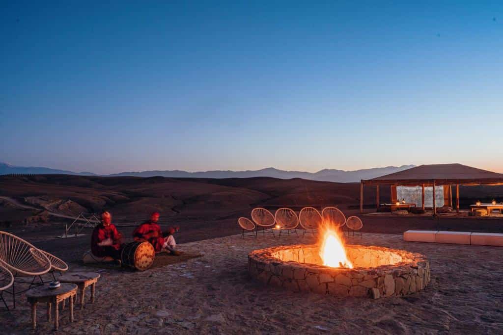 feu de camps et musique au coucher du soleil en plein milieu du désert d'Agafay
