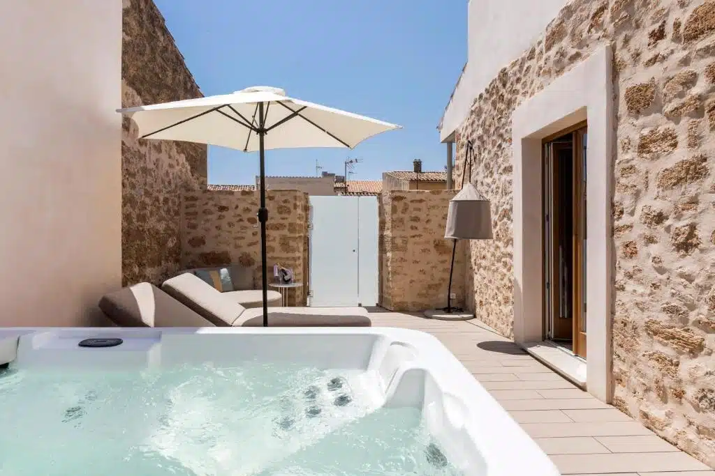 terrasse avec jacuzzi privé dans une chambre de l'hôtel Forum Boutique Hotel Majorque