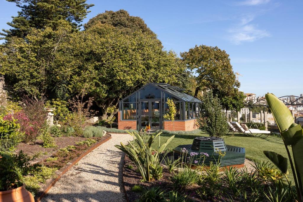veranda type pavillon au milieu du jardin d'un hôtel dans le centre de Porto
