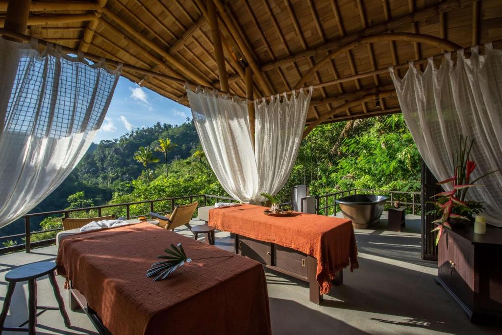 salle de massage ouverte à 360° sur la nature à Bali