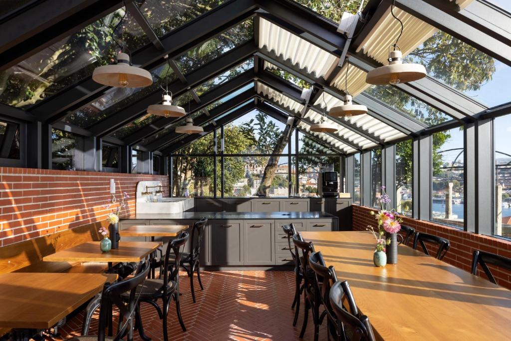 Pavillon de jardin servant au rafraîchissement pendant la journée et au service du petit déjeuner le matin