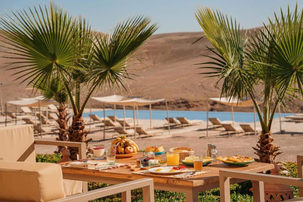 petit déjeuner au bord de la piscine avec vue sur le désert dans le Haut Atlas à 1h de Marrakech