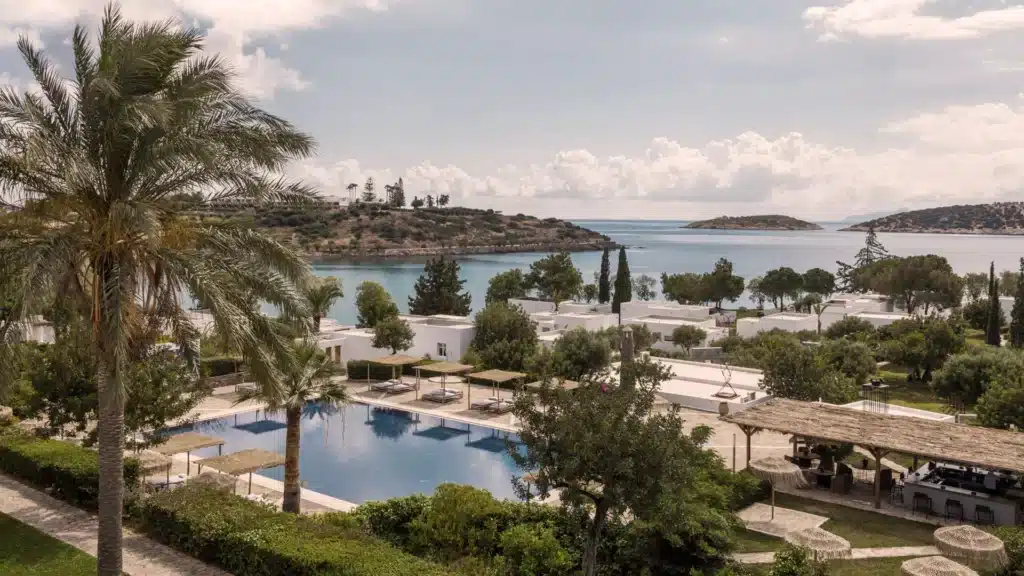 Hôtel 5* avec piscine extérieure, spa, terrain de tennis, cours de yoga et plage privée à Agios Nikolaos en Crète