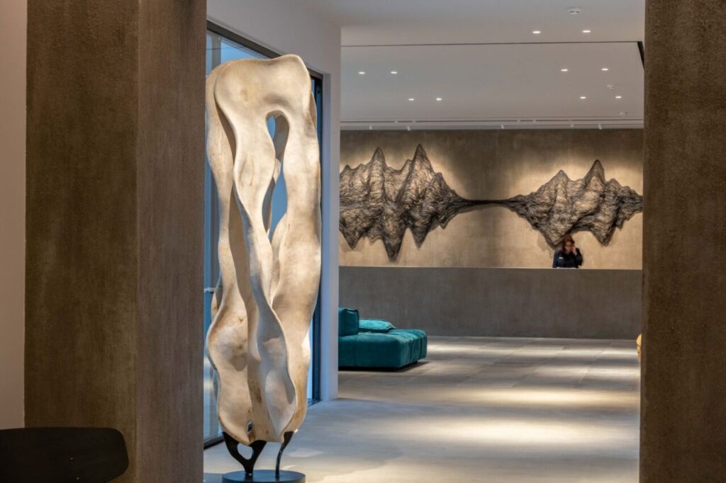 reception et lobby très moderne avec des oeuvres d'art