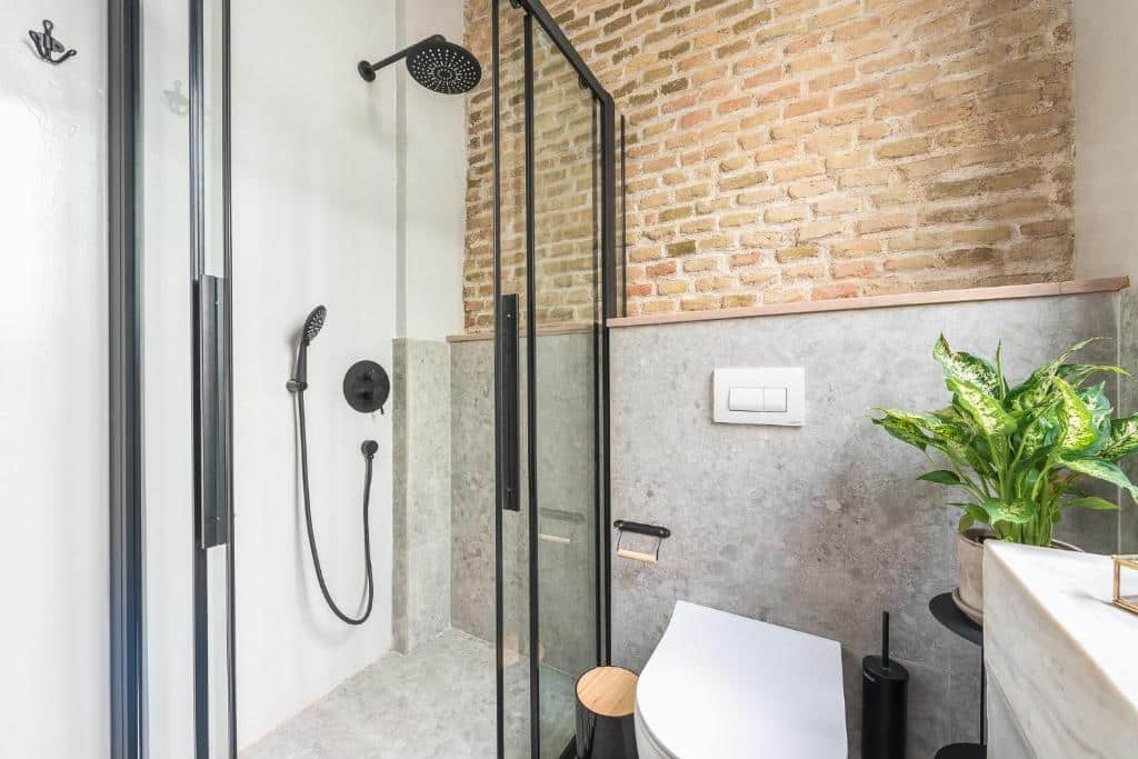 douche d'une des chambres d'un hôtel au centre ville d'Athènes