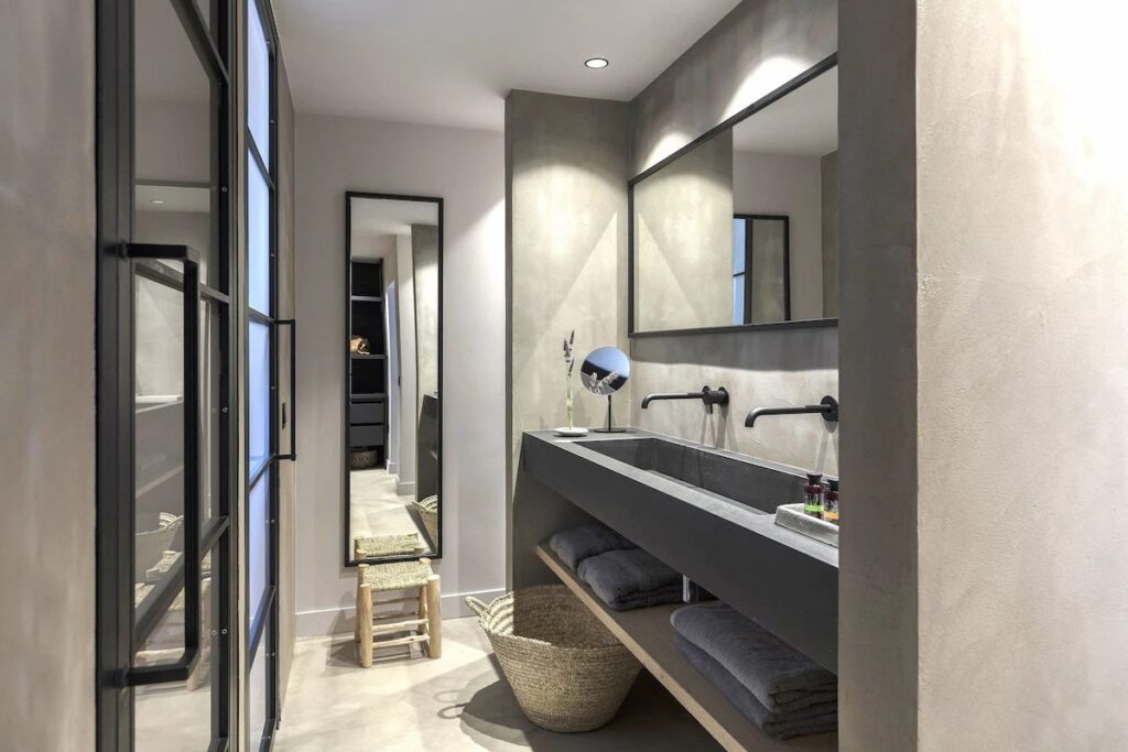 salle de bain moderne en béton ciré