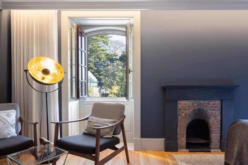 coin salon dans une des chambres de l'hôtel