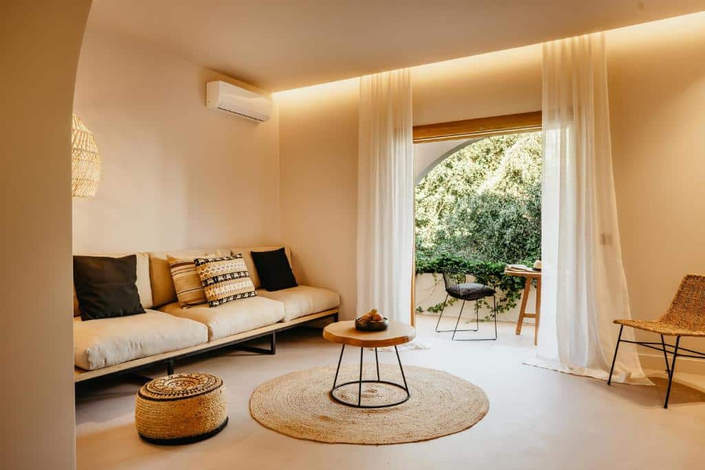 salon avec terrasse privée d'une des suites de l'hôtel