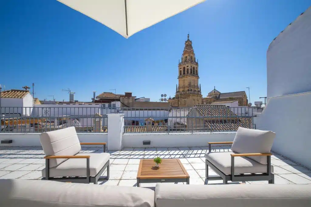 Magnifique terrasse avec vue sur les toits dans un appartement en location vacances à Cordoue