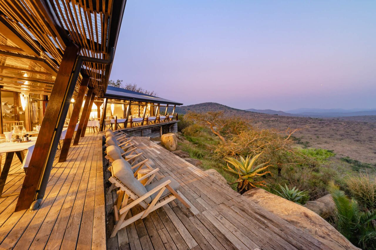 Terrasse du bar de l'hôtel Rhino Ridge Safari Lodge avec vue sur la réserve hluhluwe imfolozi park