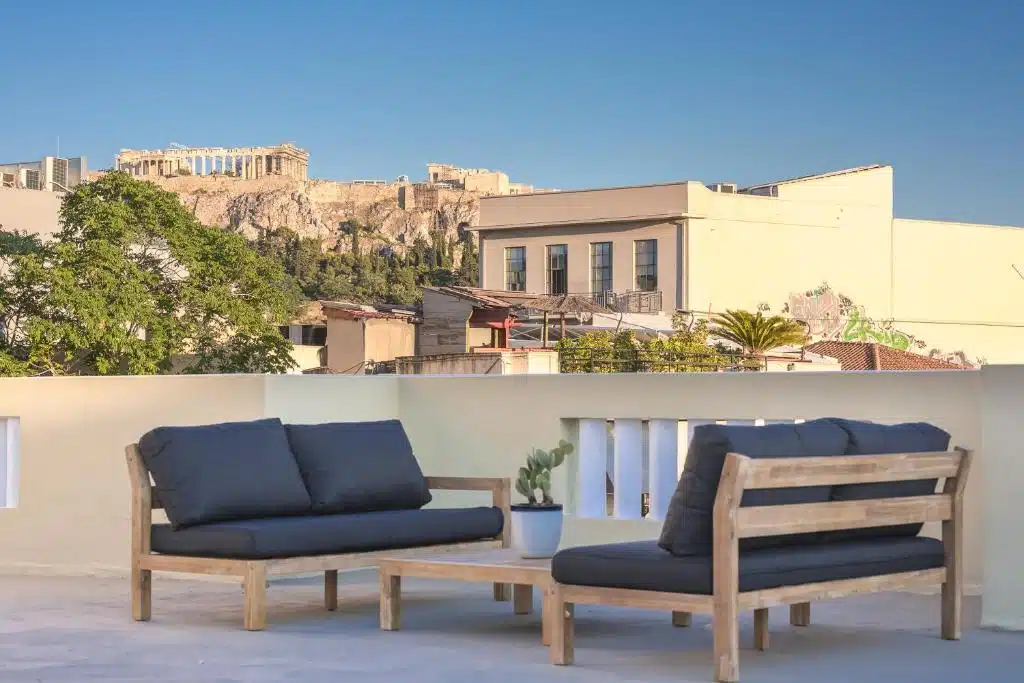 terrasse de l'hôtel Moon and stars à Athenes avec vue sur l'Acropole et le Parthénon