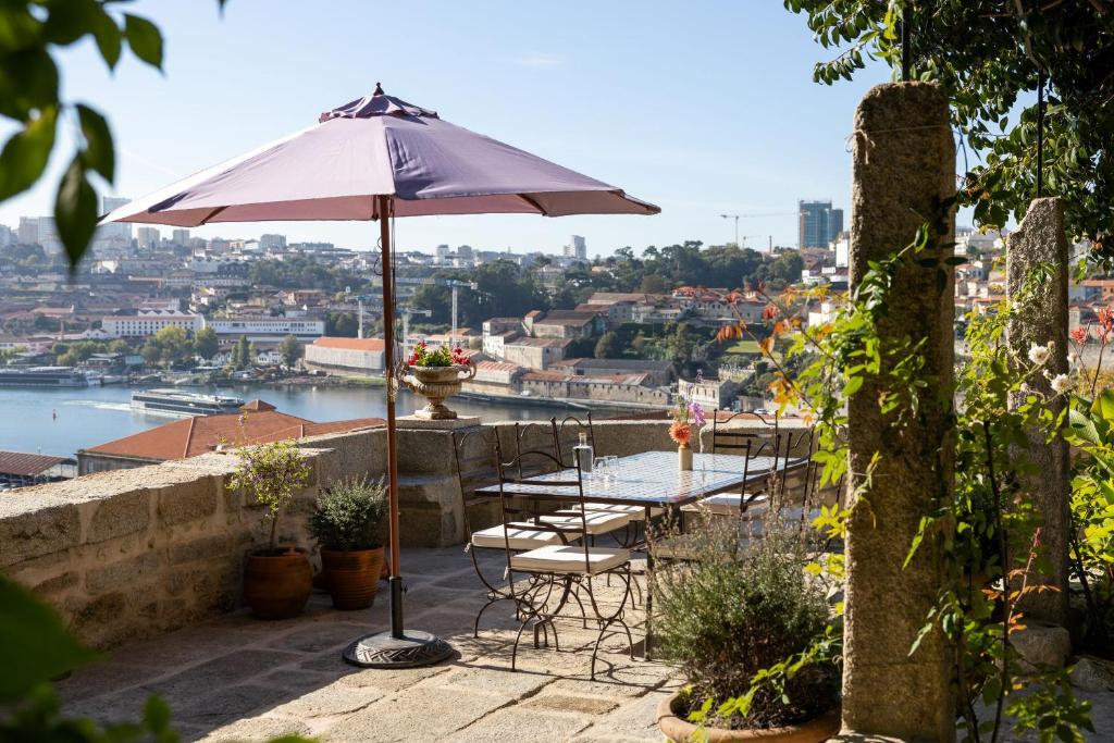 terrasse où l'on peut prendre un verre et le petit déjeuner en plein centre de Porto