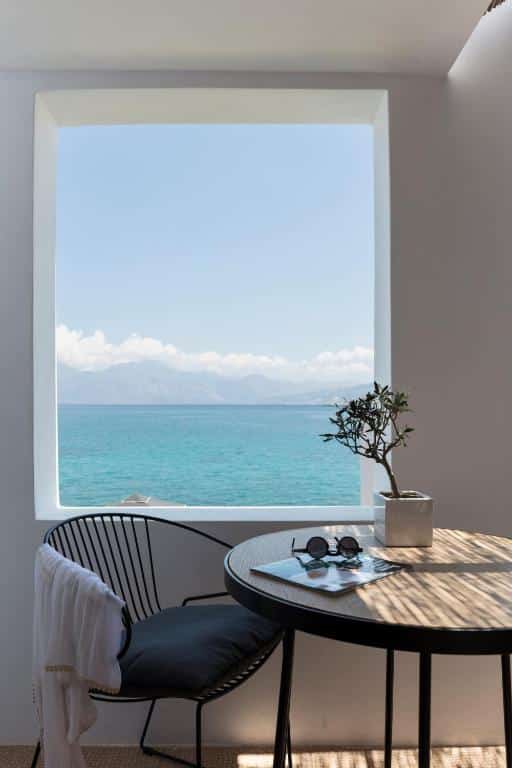 terrasse abritée du soleil avec vue mer