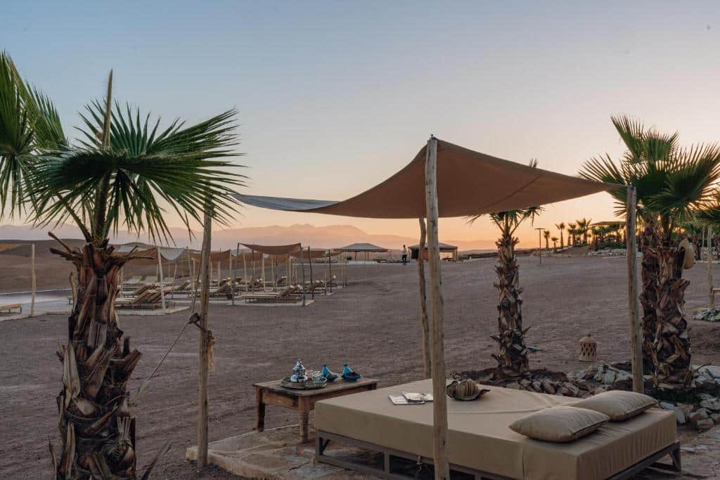 Transat double au coucher du soleil dans le désert d'Agafay au Maroc