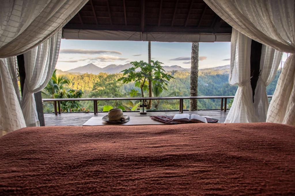 vue panoramique sur la nature et la jungle de bali depuis le lit de l'hôtel