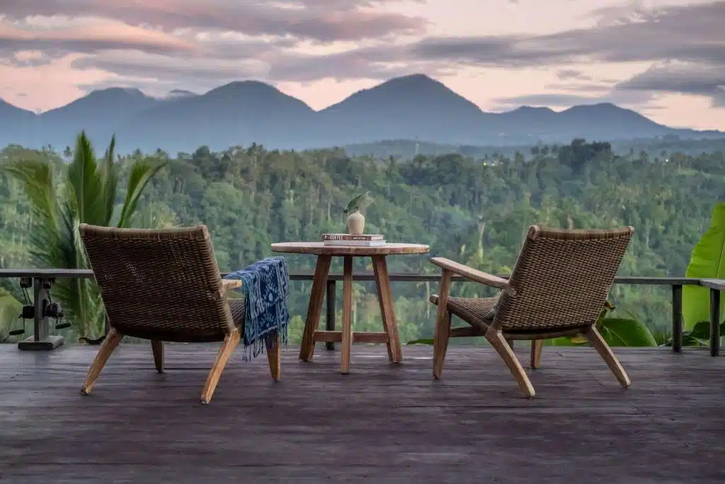 salon de jardin sur la terrasse d'une chambre d'hôtel avec vue panoramique sur la jungle