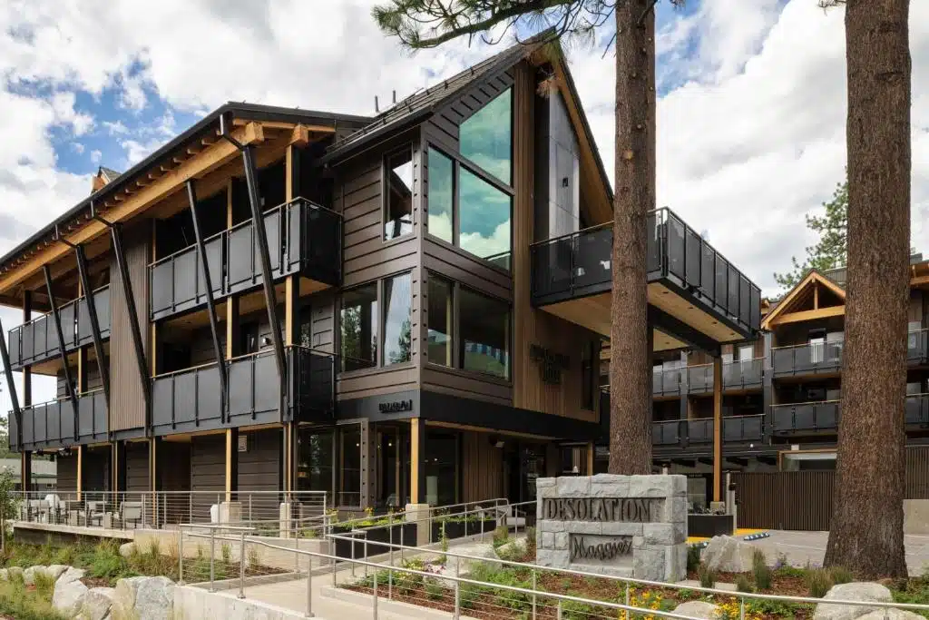 facade en bois du chalet Desolation Hotel au bbord du Lac Tahoe