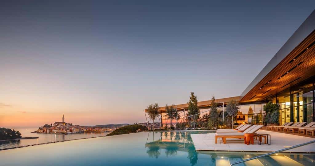 piscine extérieure chauffée de l'hôtel avec vue panoramique sur la mer Adriatique, l'île Sainte Catherine et la vieille ville de Rovinj
