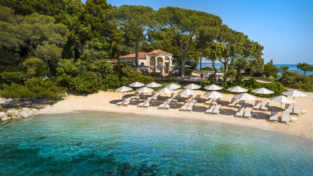 plage privée de l'hôtel située sur l'île de Sainte Catherine où l'on accède avec une navette bateau