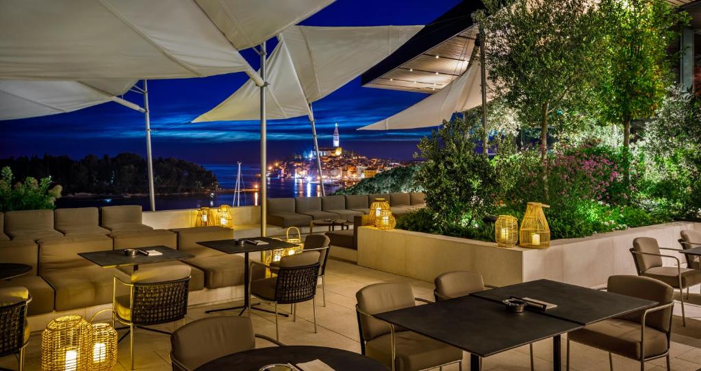 terrasse lounge pour prendre un verre ou un snack avec vue sur Rovinj