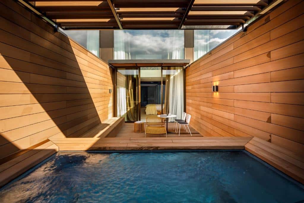 terrasse avec piscnie privée dans la suite en duplex