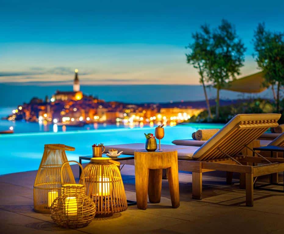 vue nocturne depuis la piscine sur la vieille ville de Rovinj avec ses petites ruelles pavées et ses maisons aux façades colorées