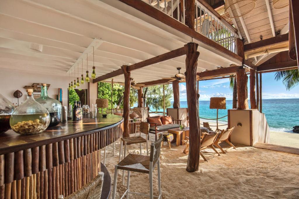 bar, les pieds dans le sable et face à la plage pour cet hôtel en all inclusive - tout compris