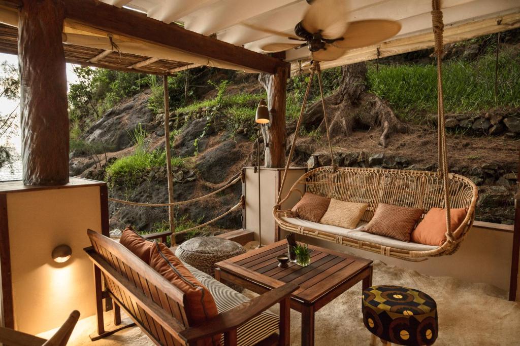 coin salon de jardin avec fauteuil suspendu dans le bar de l'hôtel