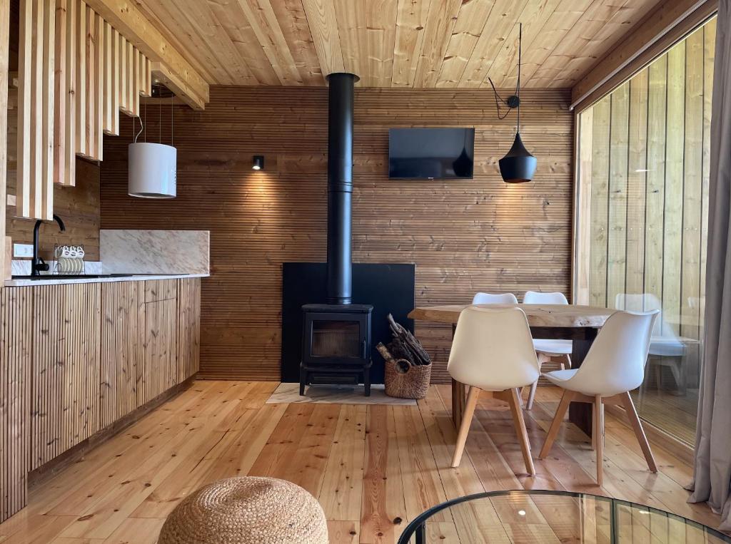 séjour avec cuisine équipé, poêle à bois et coin repas à la location Olladas de Barbeitos en Galice
