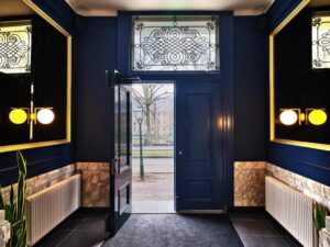 entrée de l'appart'hôtel Staybridge Suites The Hague face au Binnenhof de La Haye (The Hague)