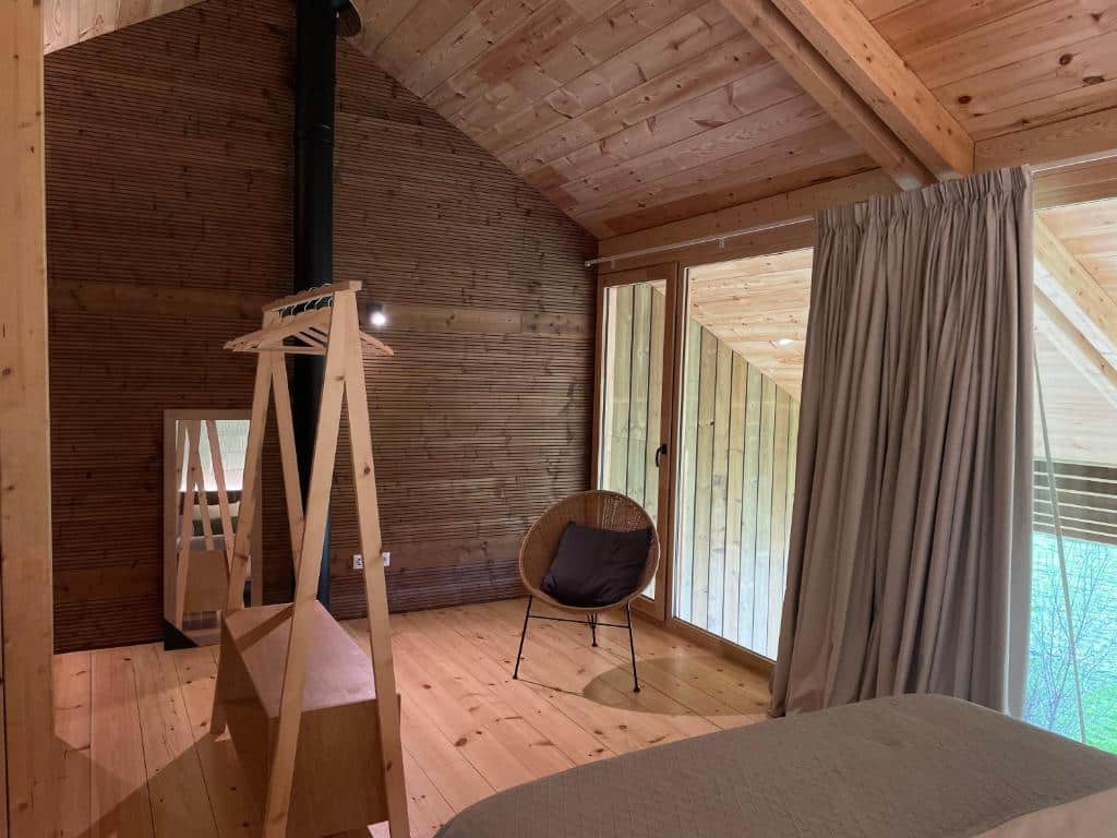 chambre spacieuse avec baie vitrée et vue panoramique sur la Galice