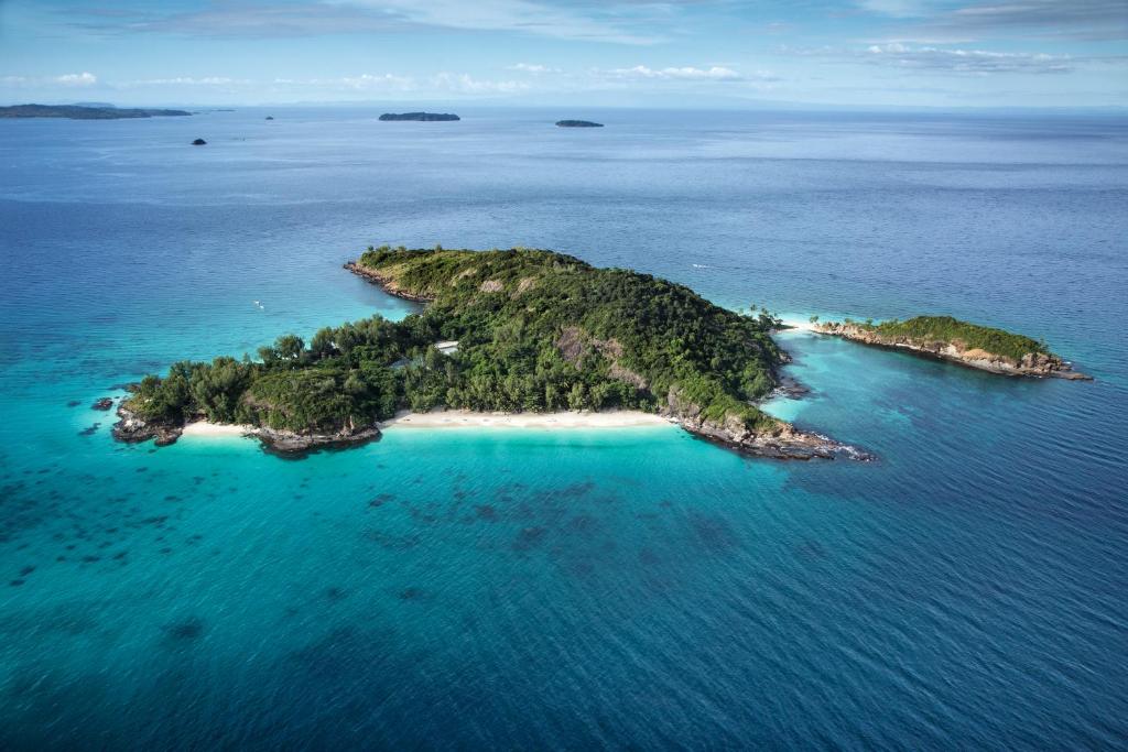 vue aérienne de l'île préservée de Tsarabanjina à la beauté époustouflante et au sable blanc et fin