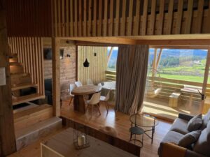 vue en hauteur du chalet avec la terrasse