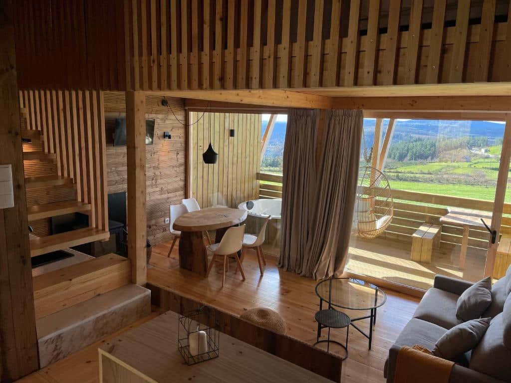 vue en hauteur du chalet avec la terrasse