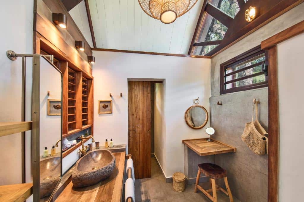 salle de douche avec lavabo dans les bungalows construits en harmonie avec la nature environnante