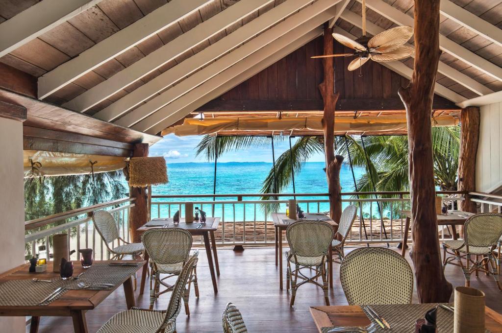 vue sur l'océan indien à l'eau turquoise et cristalline depuis le restaurant de l'hôtel
