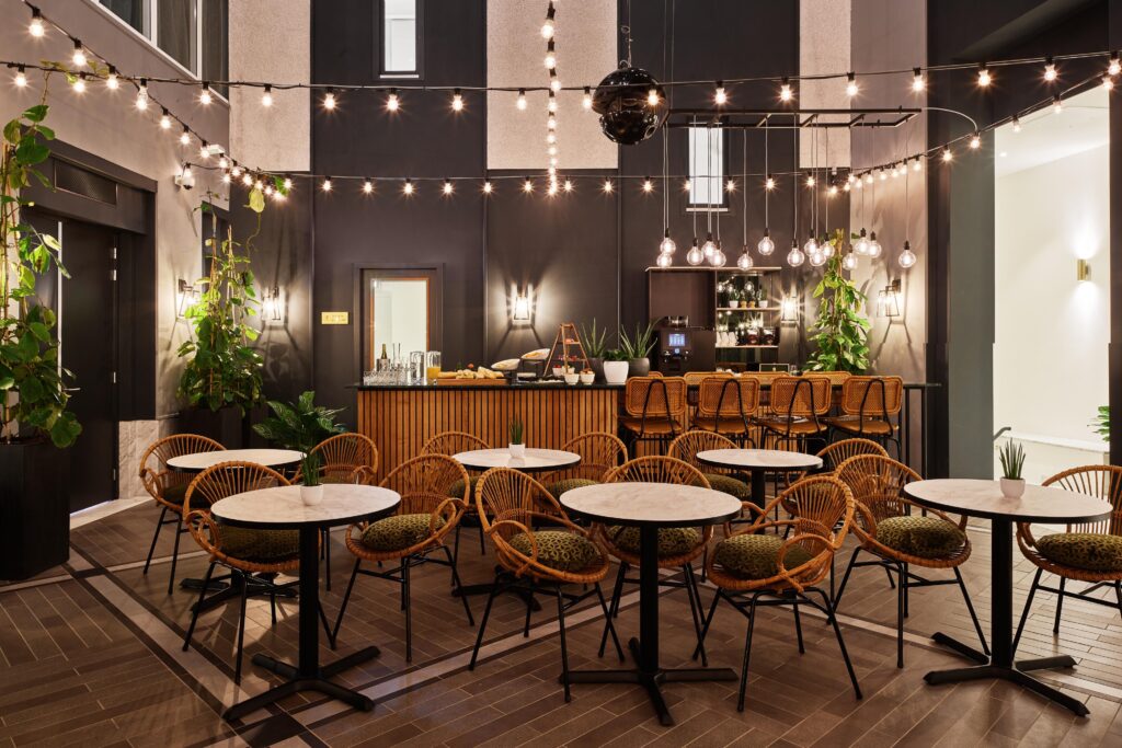 espace petit-déjeuner à l'ambiance guingette