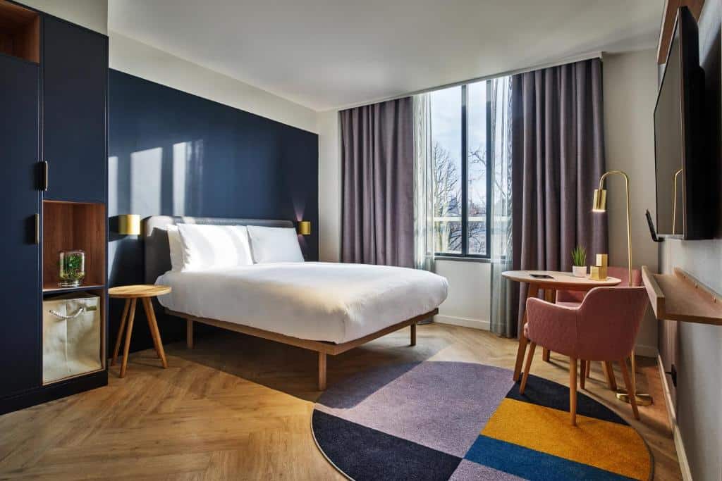 studio cosy et chaleureux équipé avec un coin cuisine et un coin repas en plein centre ville de La Haye aux Pays-Bas